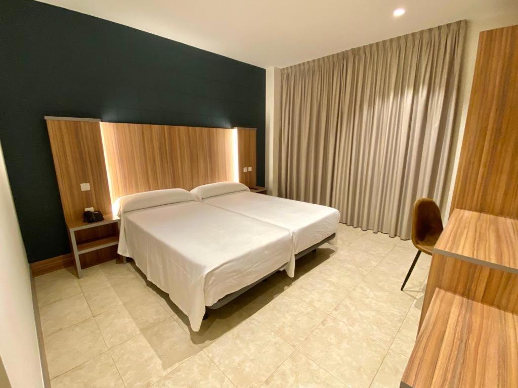 Hotel Camino Real Дуэньяс Экстерьер фото