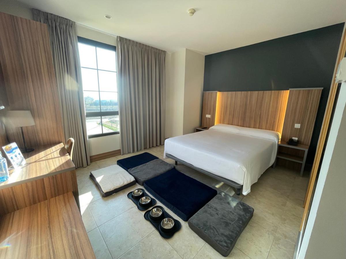 Hotel Camino Real Дуэньяс Экстерьер фото