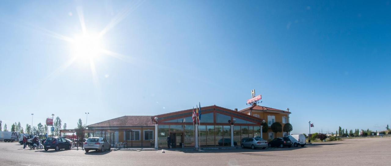 Hotel Camino Real Дуэньяс Экстерьер фото